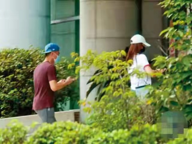 时尚风行派|45岁林心如风光回校！站C位素颜合影美成校花，霍建华秒变小跟班