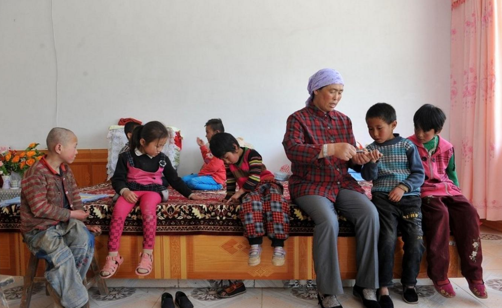 母婴说事|最忙奶奶走红，催生两个儿媳妇，结果两年共生了五个，这下沉默了