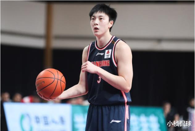 广东男篮|苏伟摔倒反被吹犯规，易建联再次发怒大吼队友，广东队半场输13分