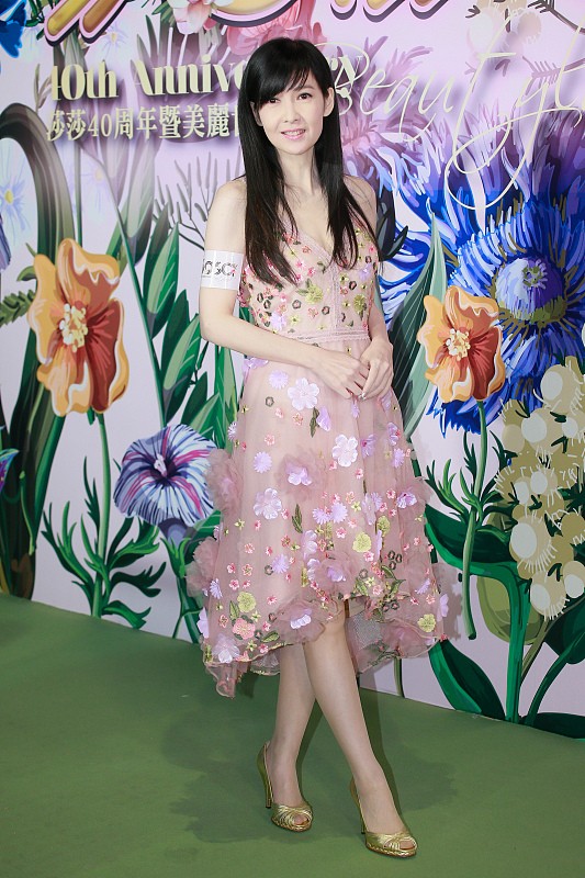 BiuVogue|周慧敏到了中年还在开演唱会，身材颜值都很好，穿的衣服很可爱