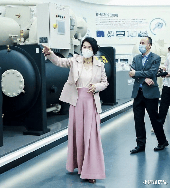 小陈聊搭配 老年人穿搭就学董明珠,67岁只穿基础款,适合普通人借鉴