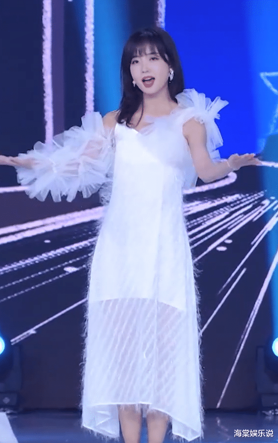 王冰冰|央视主持齐劲歌热舞！31岁王冰冰造型清纯，和尼格买提跳舞好羞涩