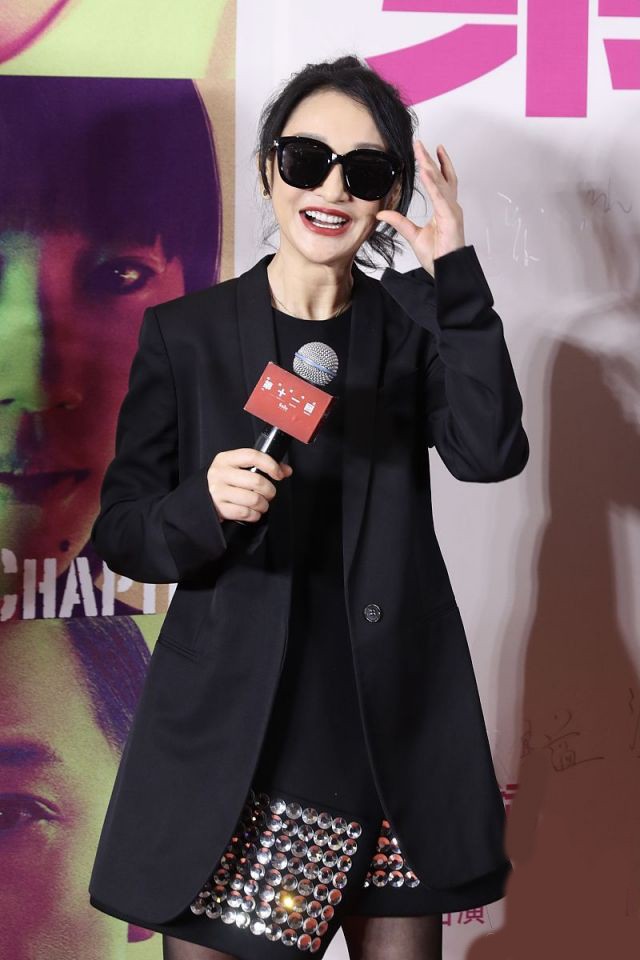 周迅|周迅活成阿姨辈的骄傲，穿一身黑也不显老，丝袜腿也太撩了吧