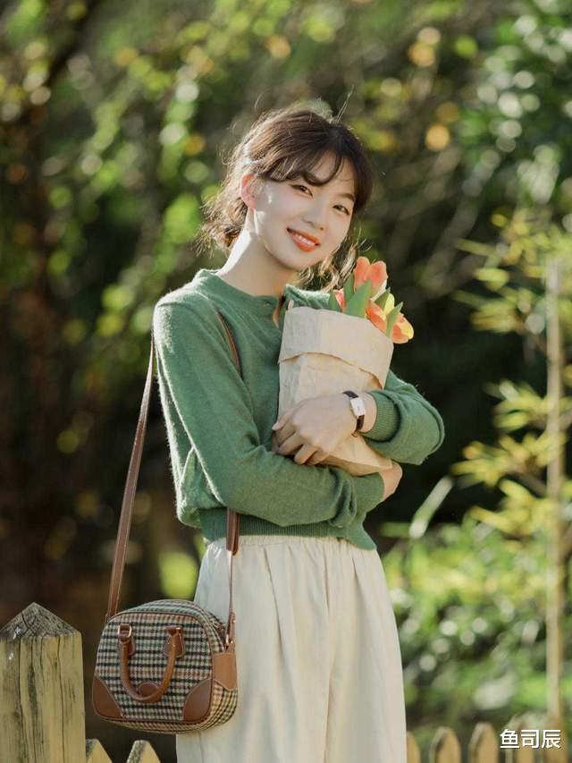 鱼司辰|复古风穿搭技巧，绿色针织开衫搭配阔腿裤甜美俏皮，简约又好看