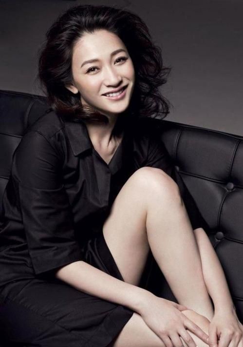 李小冉|李小冉穿深V礼裙挺显“挤”，徐佳宁曾当了她17年备胎？