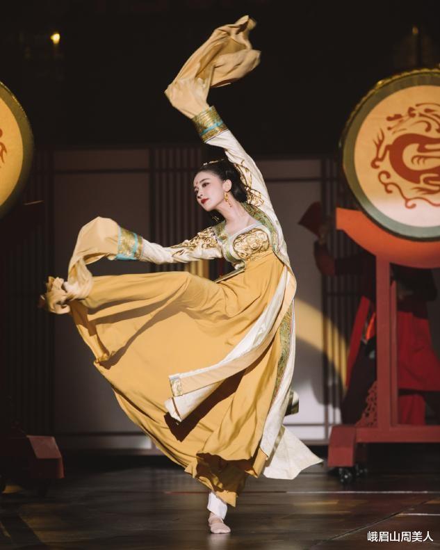 峨眉山周美人|娜扎“摩登女郎”造型太惊艳了，穿丝绒黑裙配礼帽，这身材够辣！