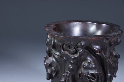 小叶紫檀|清代：小叶紫檀木雕·仿树桩式文房笔筒