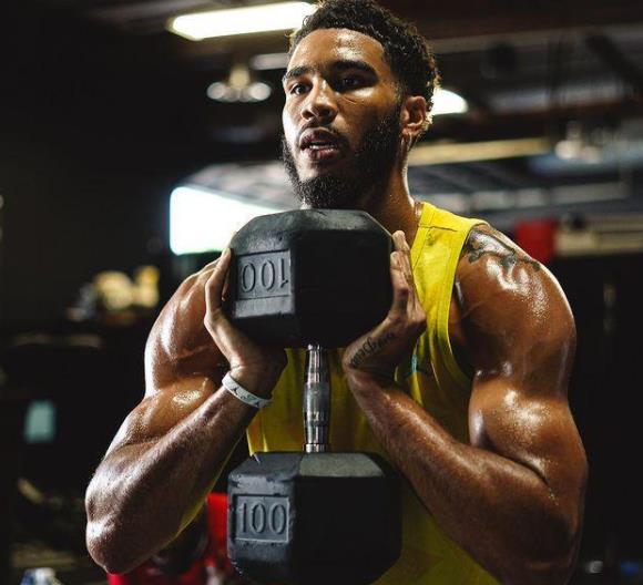 关志玲时尚小助手|恭喜绿军!23岁巨星仅4年体型暴涨+身高递增,私下训练赛球技蜕变