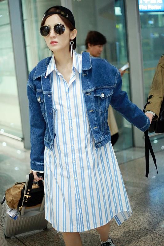 BiuVogue 中韩明星风格对比明显，金喜善和娜扎穿条纹服装，一个温柔一个甜