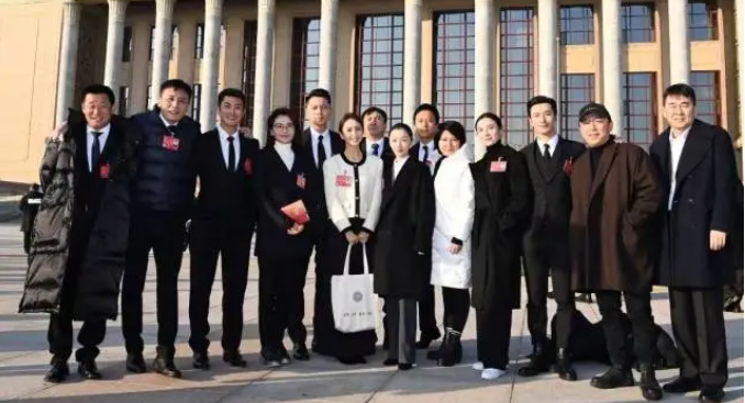 戒指|“跨行达人”佟丽娅：文代会穿两万上衣站C位，主持春晚引争议