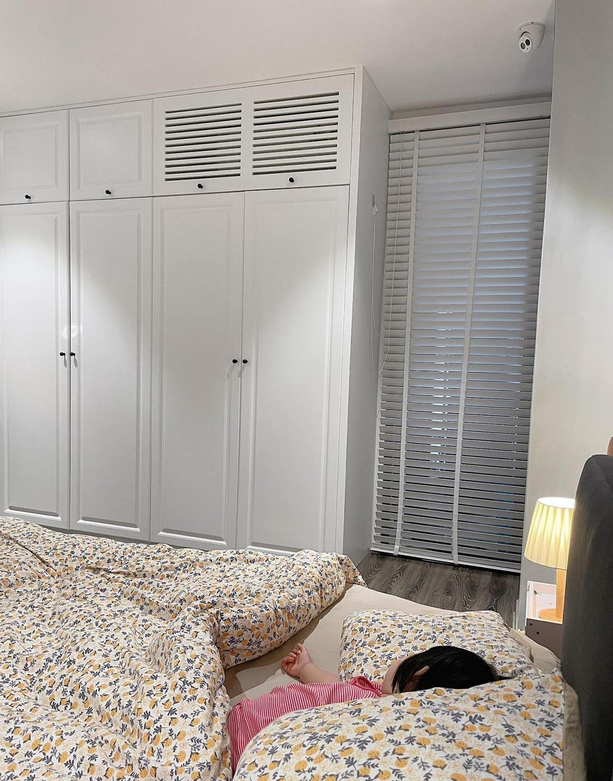 第二次装修就是不一样，玄关扩大8㎡给孩子玩，沙发旁边还藏张床