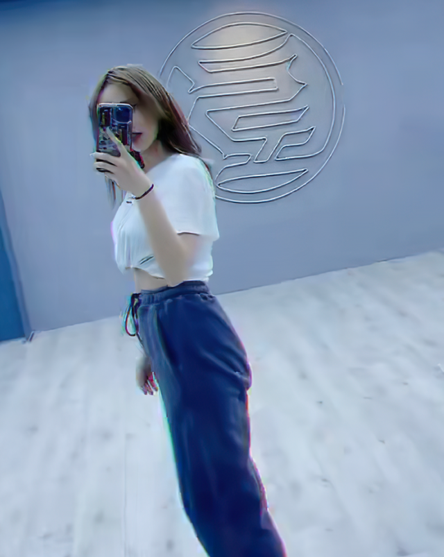 程潇|程潇再现“铁刘海”，对镜下腰头发纹丝不动，画面绝美如真人芭比