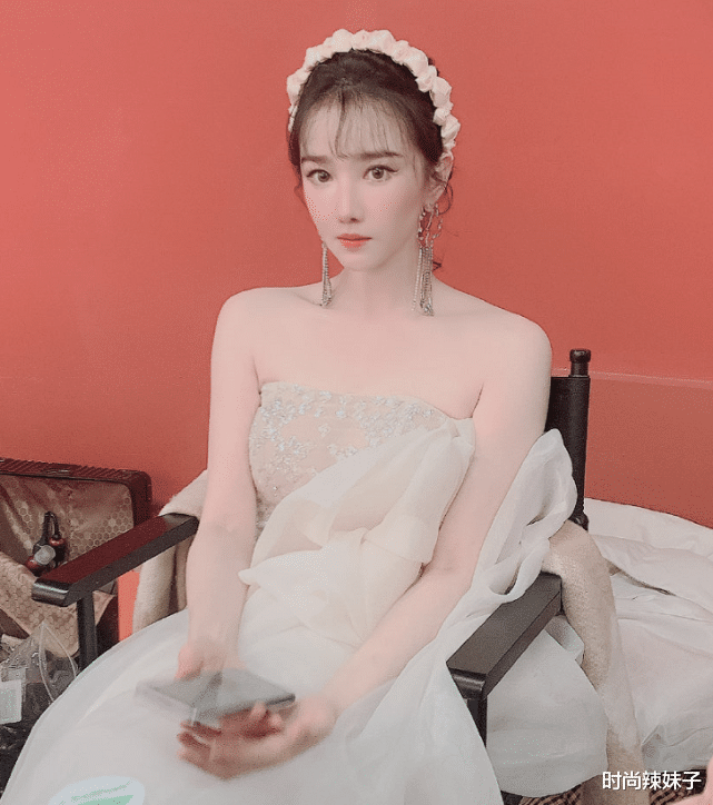 李嘉欣|原来陈小纭身材这么有料！当她穿无痕装下腰那刻，李菲儿都羡慕了