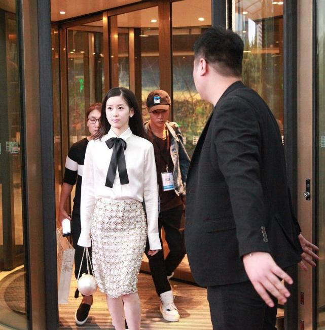 穿衣搭配|章泽天越来越有女强人的范儿了,一身黑白搭配知性干练,真有气质