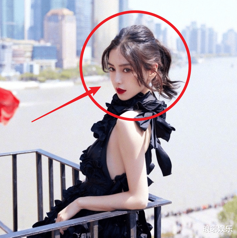 Angelababy|baby穿玫瑰裙出席活动，路透花絮曝光，生图下的肌肉我却看愣了