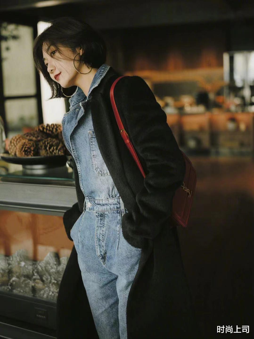 |牛仔连体裤搭配黑色大衣,看似简单,实则很高级