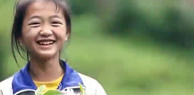 蓦然一牟 容貌可人被称神仙妹妹，生活艰苦带娃上学，结果却被老师骂哭