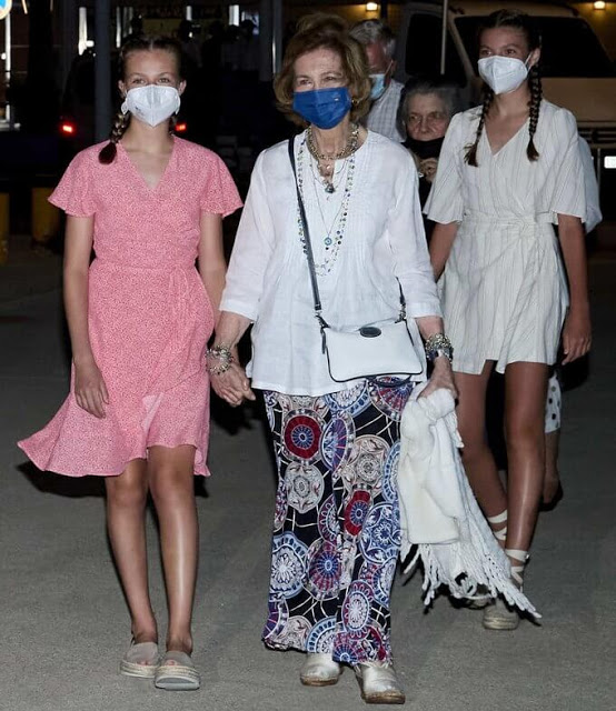 时尚风行派|西班牙82岁王太后接地气!白衣花裤穿得似居委会大妈,忽视小孙女