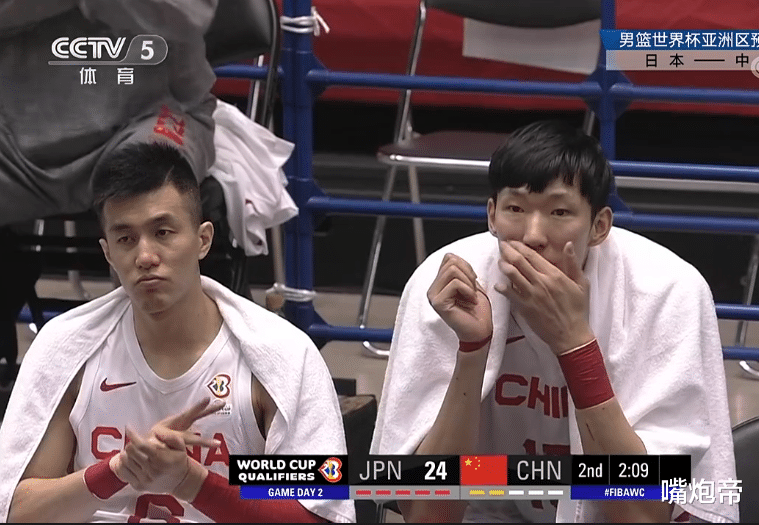 中国男篮|张本天杰又废人！狠撞赵睿让杜锋暴怒，还假装上去慰问，太过分了