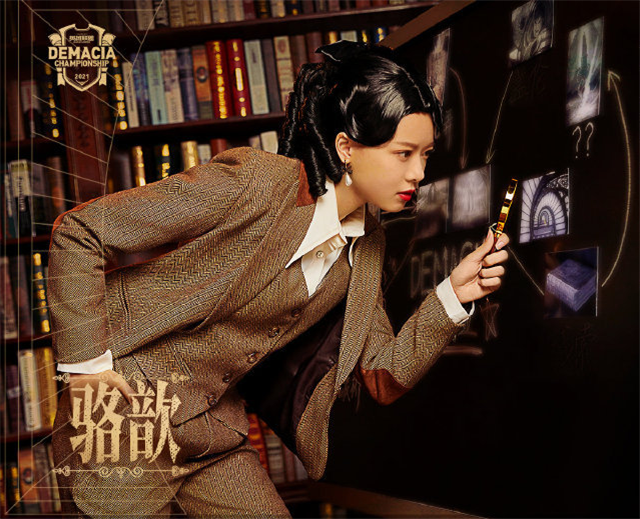 余霜|德杯海报出炉,女主持造型没眼看,粉丝急了:把我老婆拍成包租婆