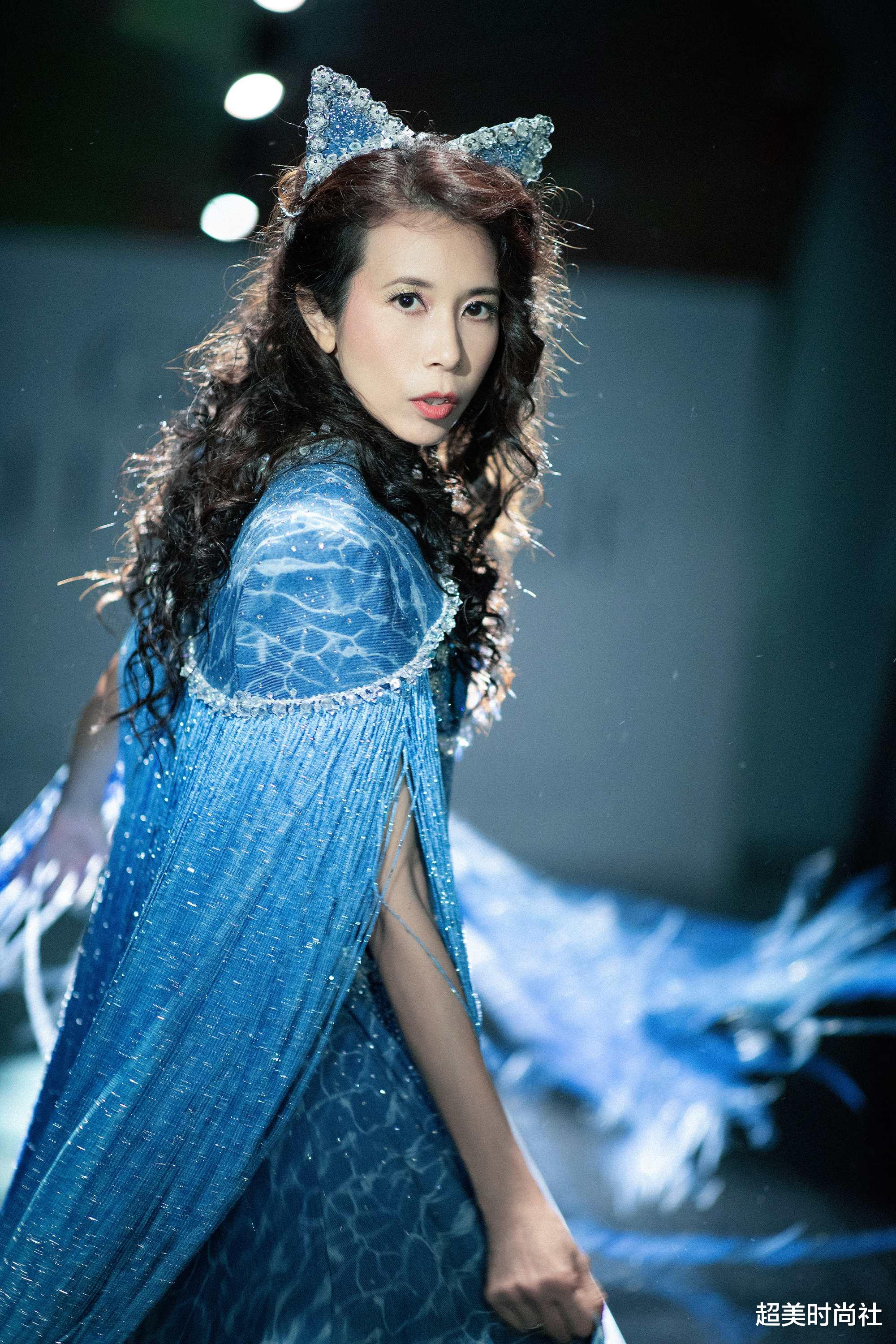 超美时尚社 莫文蔚现身可持续时尚T台，穿蓝色长裙秀美腿，51岁身材惹人羡