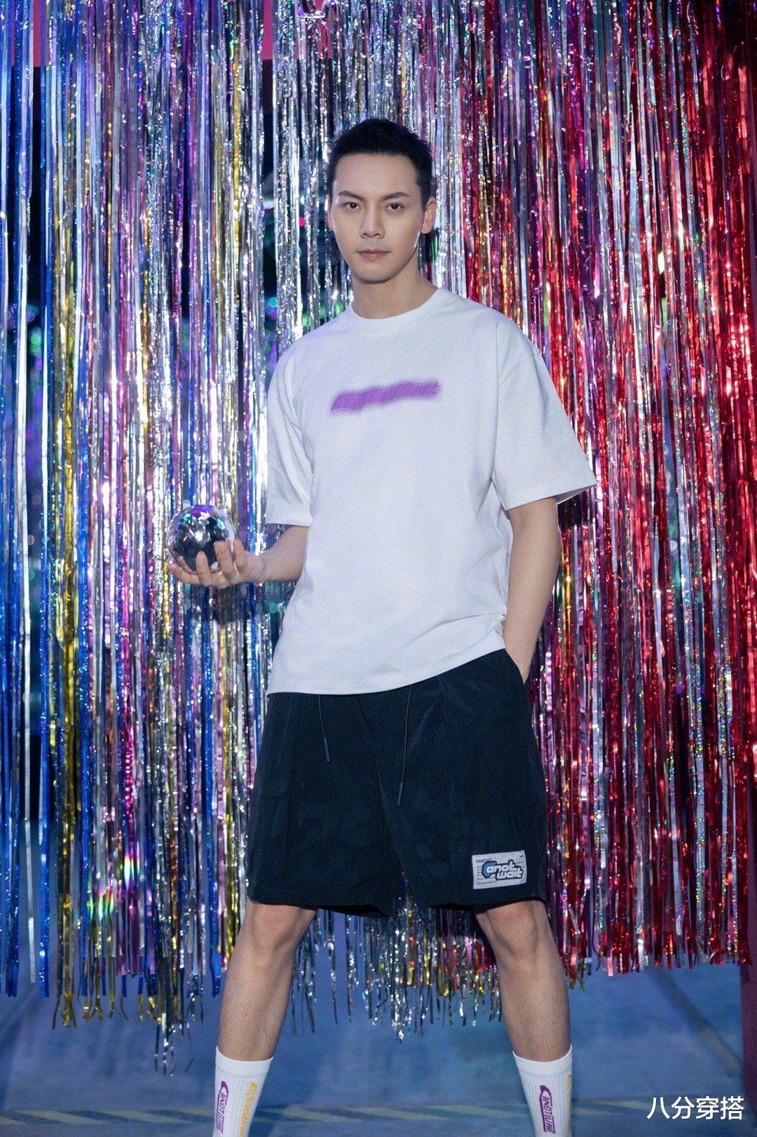 t恤|苗苗气质真清甜，白T恤搭配牛仔短裤清新俏皮，郑恺果然好眼光