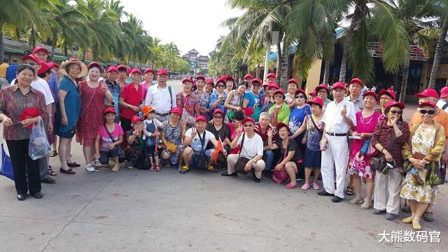 中老年人 中老年人外出旅游，建议一定要带上这5样，旅途安全卫生不尴尬！