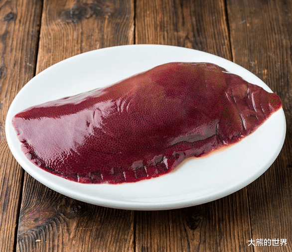 清洗猪肝，用水冲等于吃毒素，饭店厨师教你1招，洗得干净还省事