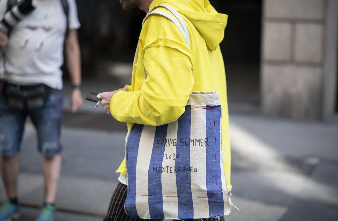 刘美华时尚|超平价的帆布包也可以这么美，吃土党一定不能错过，简约又百搭