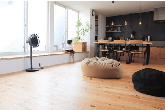 |85平小居住三个娃,客厅没有沙发,妈妈定期扔扔扔,好清爽