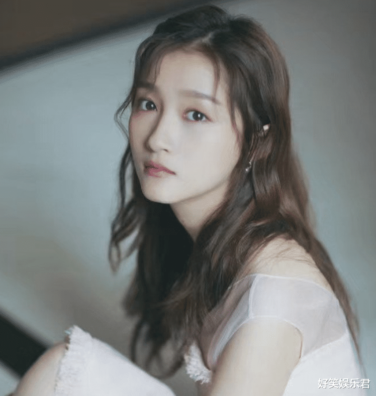 关晓彤|关晓彤参加活动被抓拍，生图曝光却比精修还美，才知鹿晗眼光多高