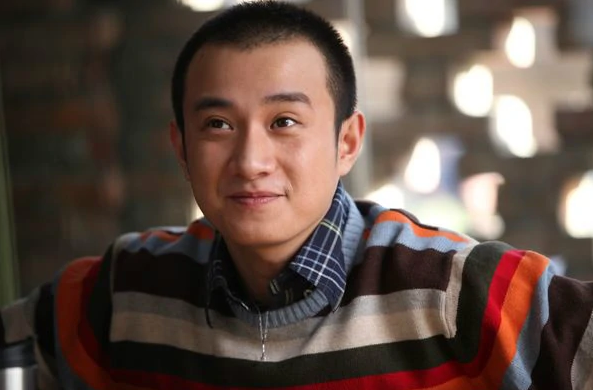 陈亚男|37岁文章现身乡间认不出!脸部浮肿皮肤黝黑,戴大金链子显富贵