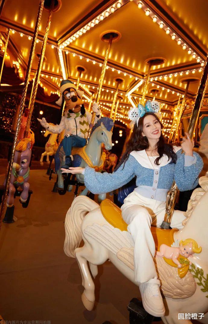 刘诗诗|刘诗诗大晒迪士尼美照，蓝色上衣配纯白长裤，头戴配饰活泼可爱