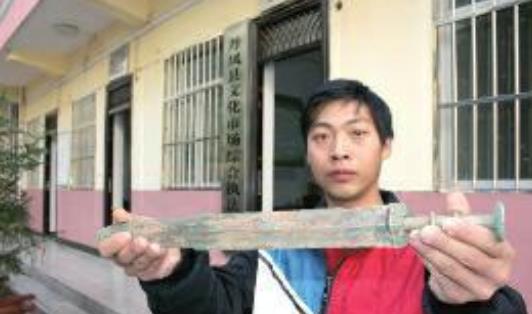 蒲建伟说历史 陕西工地发现青铜剑，小伙却宁可放弃百平房子的首付，也要交国家