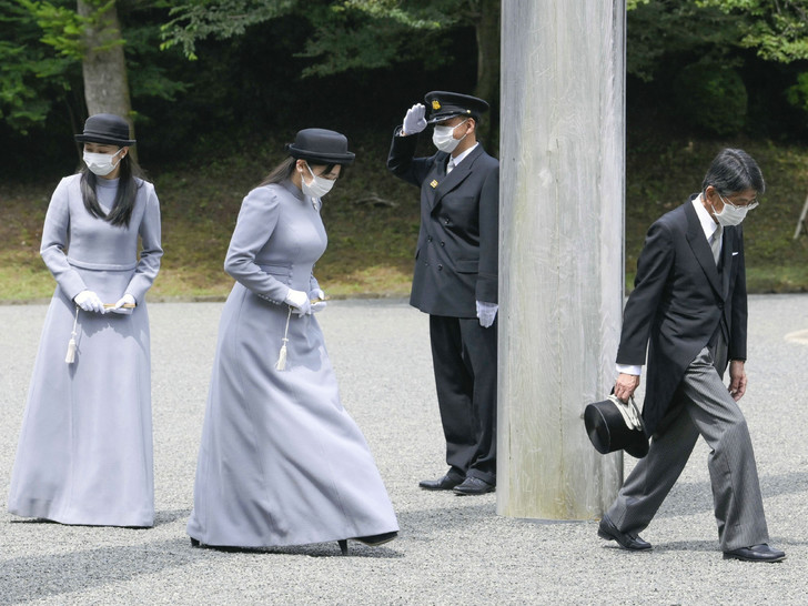  文仁一家被长女结婚的事闹得鸡飞狗跳，纪子一怒之下扇了佳子耳光