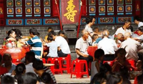 重庆寿宴投毒案:男子带鼠药混入寿宴茶桶中投毒,致5名儿童死亡