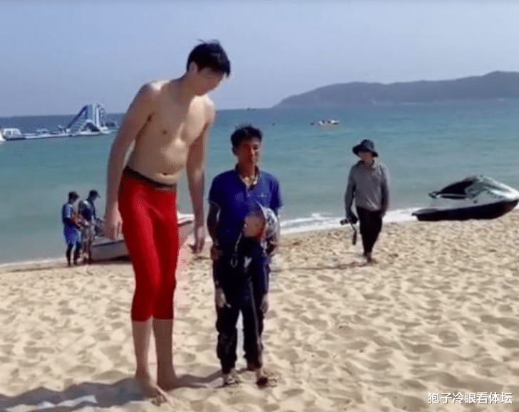 周琦|还能回NBA吗？周琦合照球迷 一块腹肌曝光 八村塁已隔扣浓眉哥