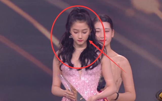 鹿晗|鹿晗关晓彤台上亲密同框，镜头捕捉二人的表情，是热恋情侣的专属