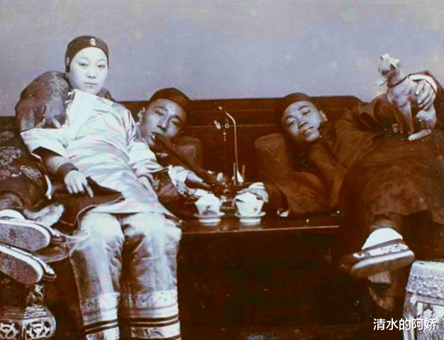 罂粟|老照片再现吸食鸦片的清朝人：图1瘦成皮包骨，图5女子迷迷糊糊