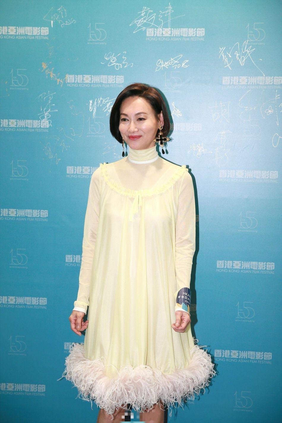 何有强|惠英红也学年轻人“赶时髦”，绿T恤配半身裙清爽减龄，温柔舒适