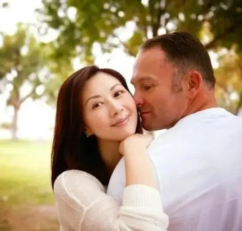 杨宝玲|选美皇后杨宝玲罕露面,打扮贵气容貌逆龄,三婚嫁初恋生活幸福