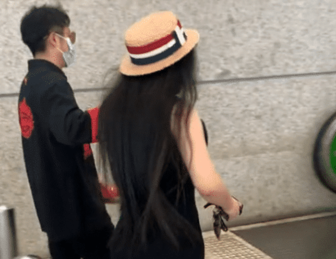 邹市明|邹市明夫妇现身机场被拍生图，冉莹颖上围过于丰满，无P图下比例太夸张