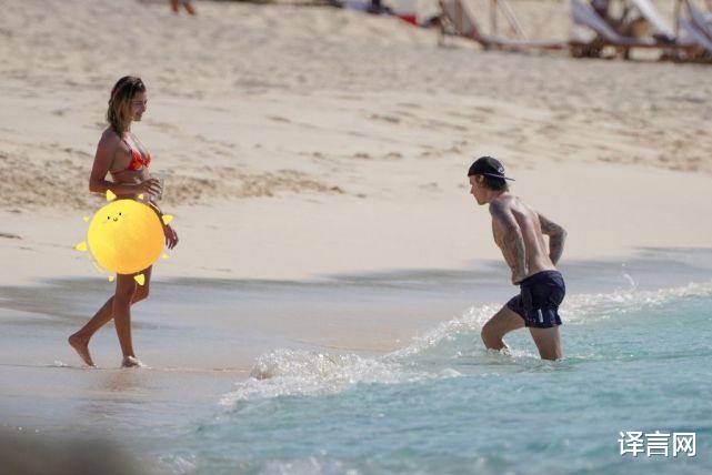 贾斯汀·比伯|贾斯汀·比伯沙滩放松，腹肌没爱妻的明显，海莉看丈夫满眼宠溺