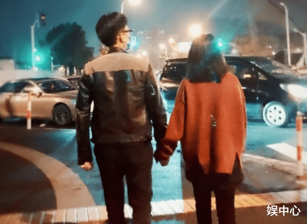 |靳东老婆照片曝出，已经44岁的李佳素颜出镜，白发抢眼