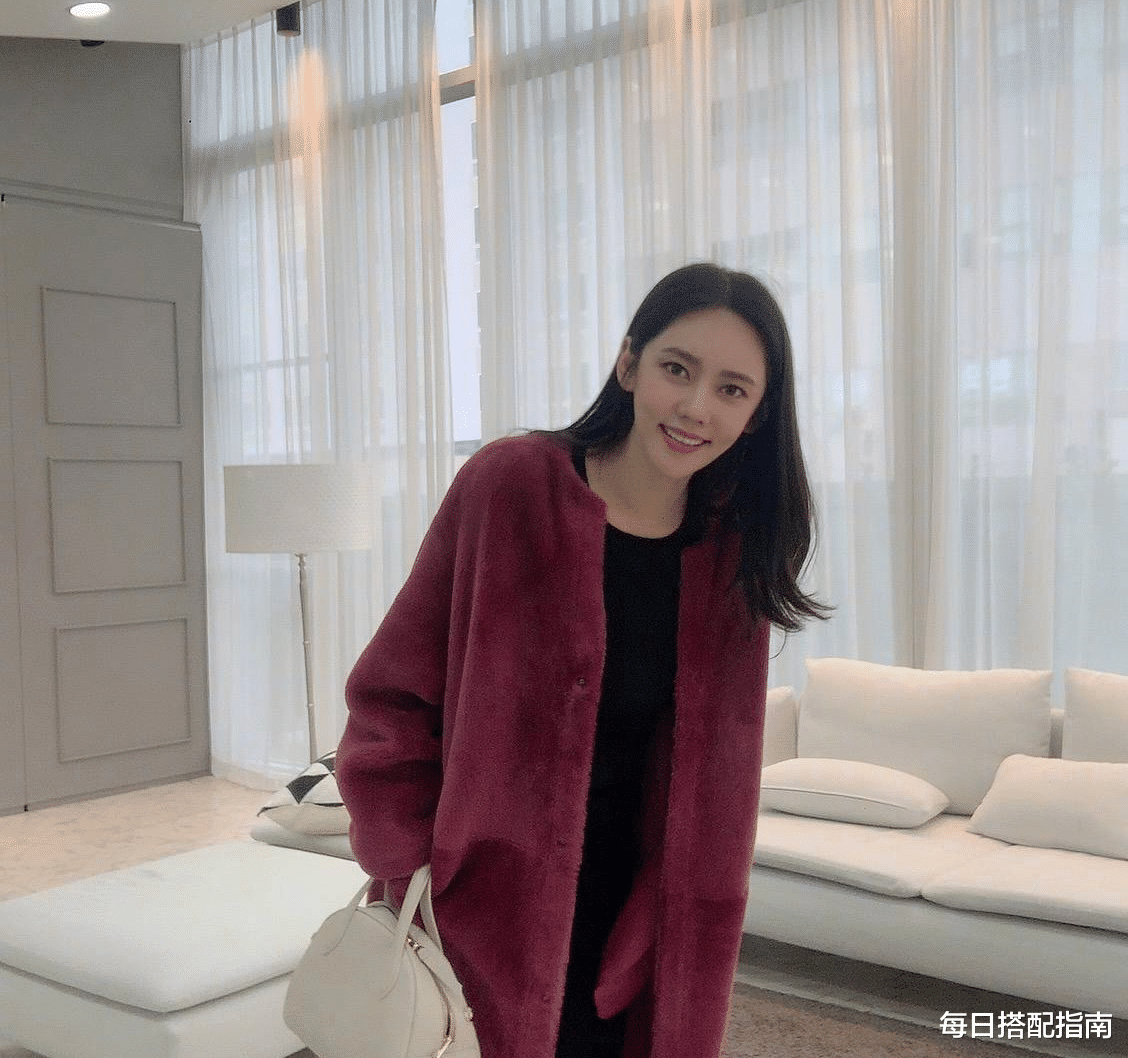 穿衣搭配|40岁后穿衣要讲究了，借鉴秋瓷炫的穿搭思路，优雅减龄又有质感