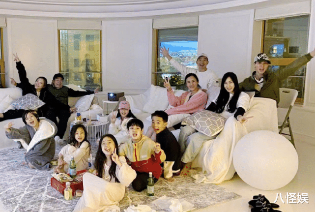 陈小春|宠妻十足!陈小春偷偷为应采儿买戒指,与工作人员合影被赞好温柔