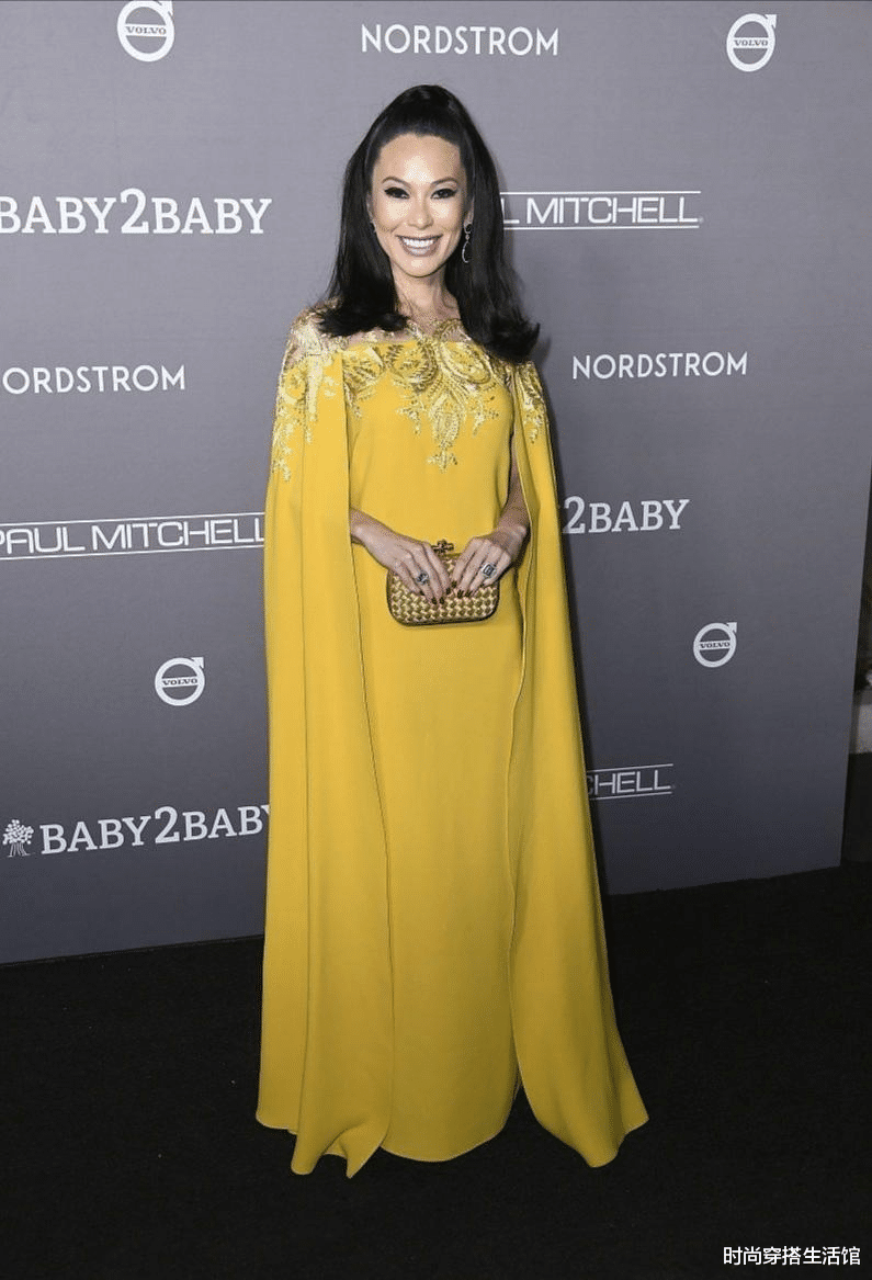 发型|邓文迪越老越有味道，?穿粉裙搭马尾辫超减龄，美得不像中年人