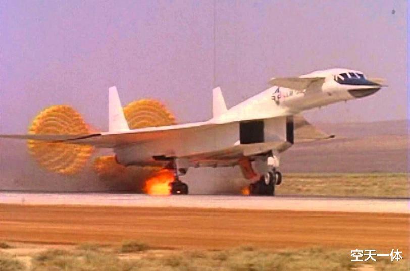马赫|脚踩风火轮，XB70冒险降落火光四溅，3马赫战略轰炸机为何不香了？