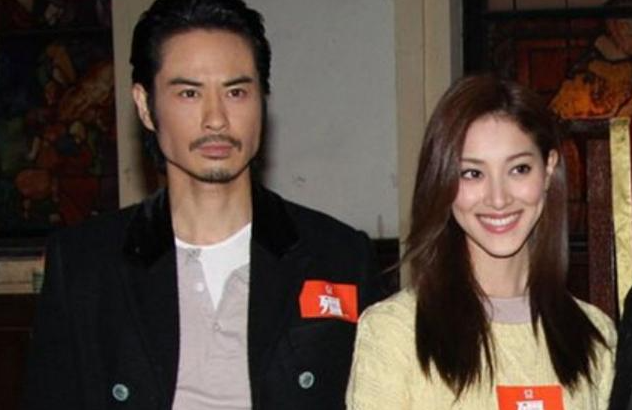 陈凯琳|港姐陈凯琳晒性感照！穿薄纱衣身材骨感，戴超大绿宝石耳环显贵气