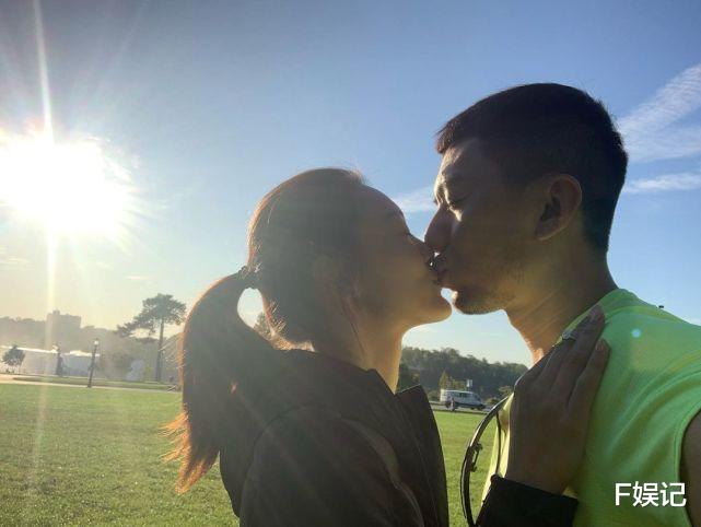 袁伟豪|TVB当家小生袁伟豪秀恩爱庆祝求婚2周年 与老婆嘴对嘴亲吻很甜蜜